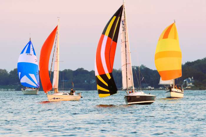 sailboat racing round bay