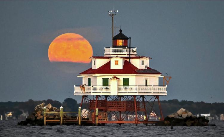 full moon thomas point light